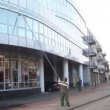 Onze glazenwasser doet dit met behulp van ons Tucker Pool Systeem. Vanaf de grond wassen we met een  telescopische arm de ramen een hoogte van 15 meter.